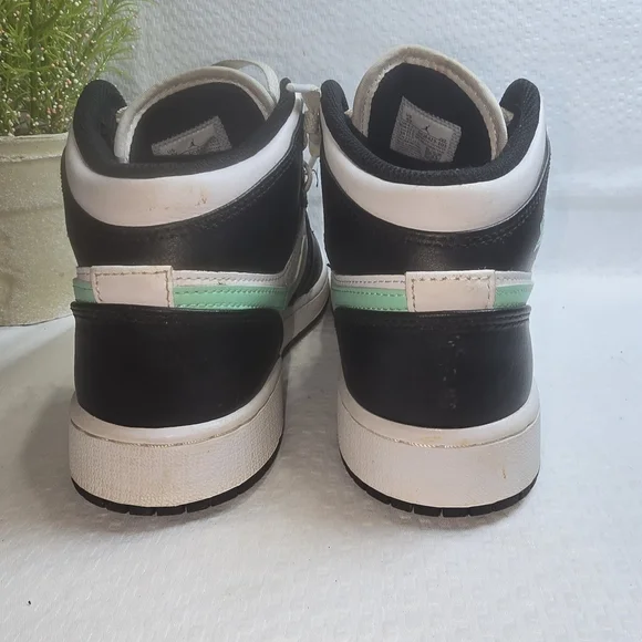 NIKE AIR JORDAN 1 MID WHITE BLACK GREEN GLOW YOUTH SIZE 5 EUC - Picture 4 of 8